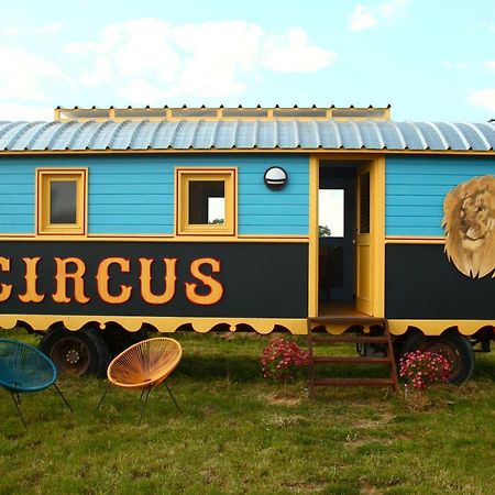 Отель La Roulotte Circus Des Grillots Beaulon Экстерьер фото