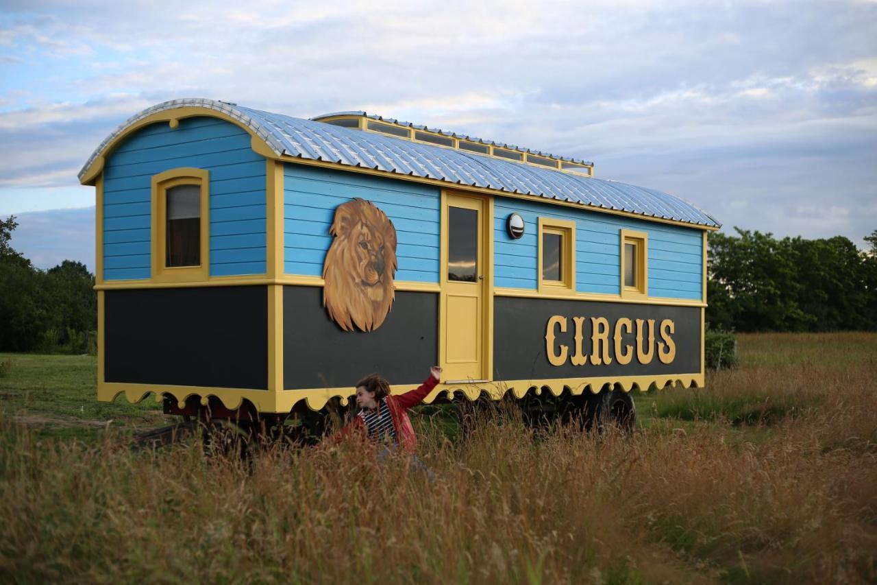 Отель La Roulotte Circus Des Grillots Beaulon Экстерьер фото